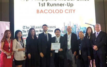 <p>MODEL CITY. Bacolod City Mayor Evelio Leonardia (center), with Vice Mayor El Cid Familiaran (4th from right) and City Administrator John Orola (3rd from right), receives the first runner-up plaque in the Top Philippine Model City 2018 Awards from The Manila Times president and chief executive officer Dante “Klink” Ang II and chief operating officer Blanca Mercado during the ceremonies held at Conrad Manila hotel on Tuesday, June 19. <em>(Photo courtesy of Bacolod City PIO)</em></p>
